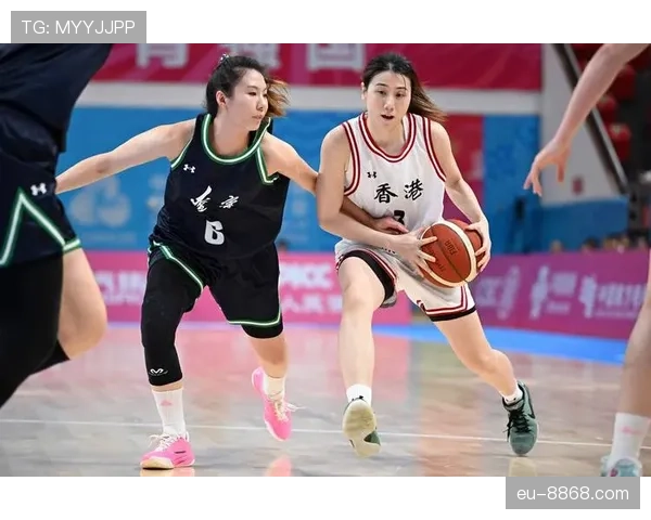 篮球比赛中，球员在什么情况下会构成发球违例？